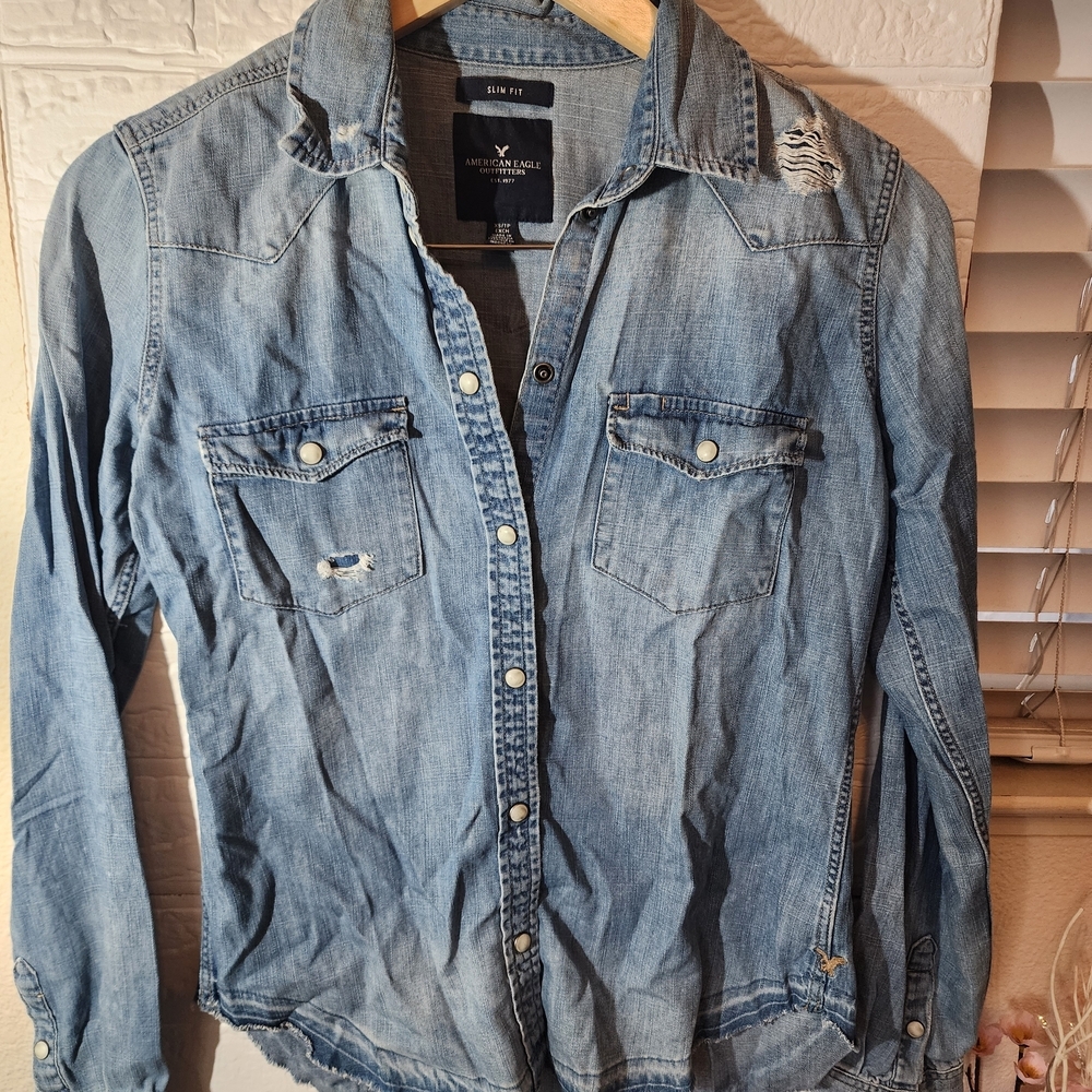 American Eagle Light Wash Denim Button-Up Shirt XS - Picture 3 of 8